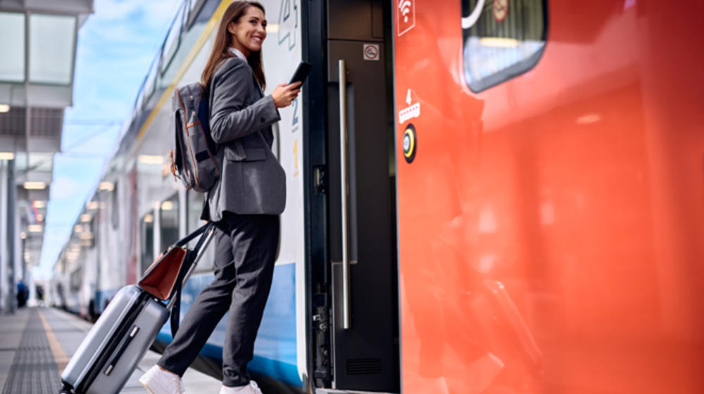 Junge Geschäftsreisende am Bahnhof.